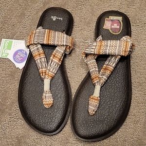 Sanuk yoga mat sandals NWT